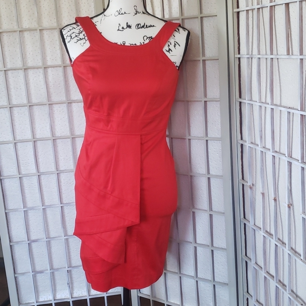 Calvin Klein New Bodycon Red Dress With Front Waterfall Ruffle Détail Size 0P